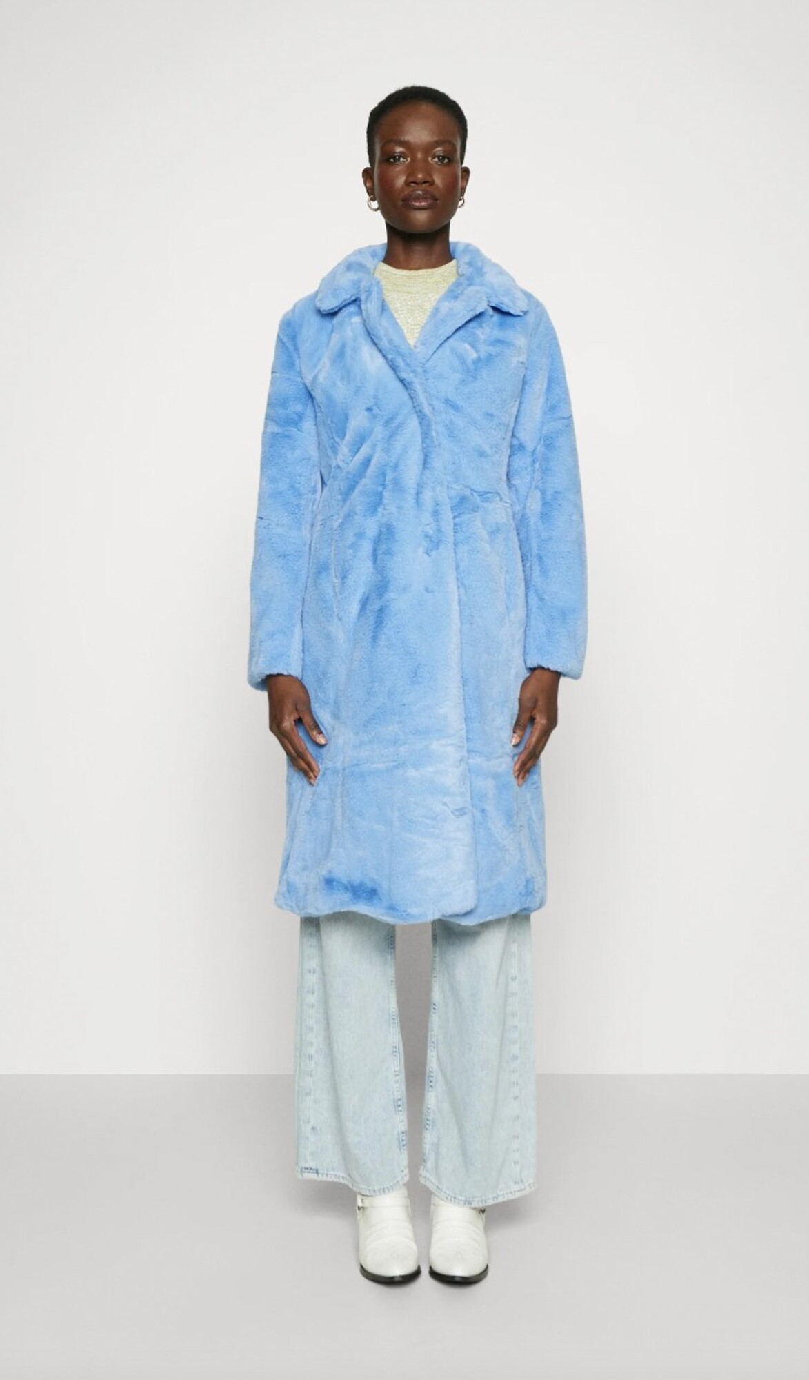 Bledomodrý kabát z nepravej kožušiny  od b.young perfektne oživí tvoj zimný outfit. Túto štýlovku môžeš mať za 89,95 eura.