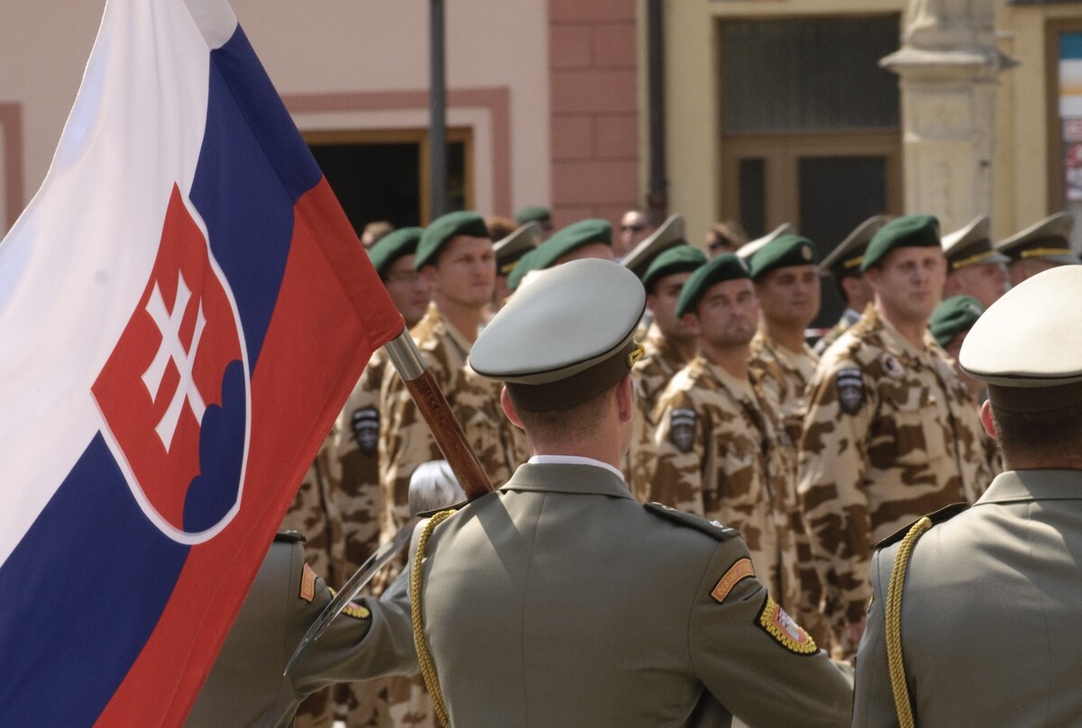Slovensko plánuje dať na obranu 2 % z HDP.