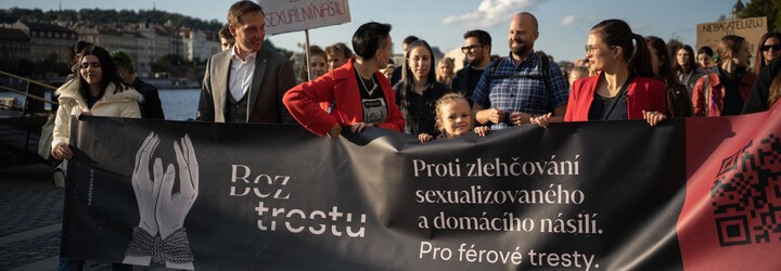 Fotoreportáž: „Justicí se necítím chráněna.“ Prahou prošel pochod proti bagatelizaci sexualizovaného a domácího násilí