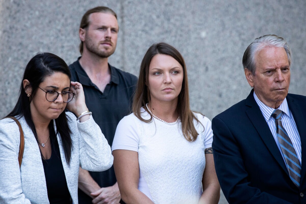 Courtney Wild (uprostřed), která pomohla usvědčit Jeffreyho Epsteina.