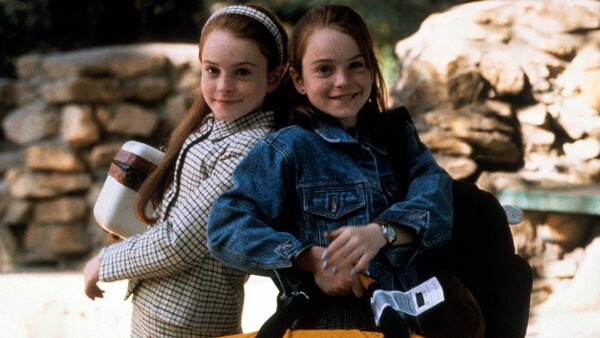 Výraznou dětskou hvězdou byla i Lindsay Lohan. Jedním z jejích neznámějších snímků je Past na rodiče. Jak se jmenovala dvojčata, která obě herečka ztvárnila?