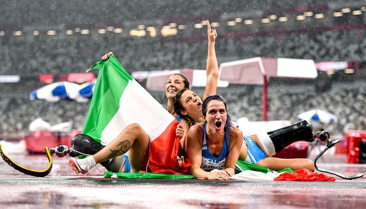 Kategorie: Atletika.
Italka Ambra Sabatini slaví zisk zlata a překonání světového rekordu v ženské paralympijské stovce spolu s krajankami Martinou Caironi a Monicou Contrafatto, které skončily na paralympijských hrách v Tokiu druhé a třetí.