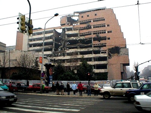 Tato fotografie vznikla při bombardování silami NATO v roce 1999. O které město by mohlo jít?