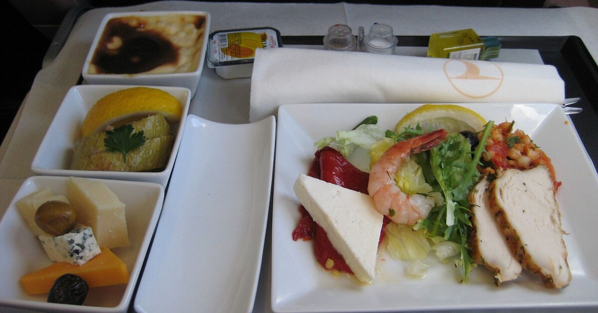 Letadlo muselo nouzově přistát kvůli nezvladatelnému cestujícímu. Byl nespokojený s podávaným jídlem