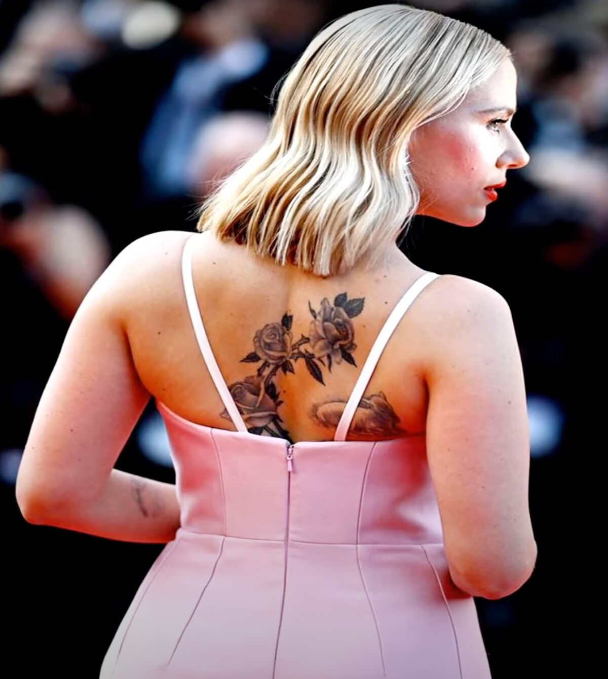 Šaty herečky Scarlett Johansson si v Cannes zahrali takzvané peekaboo. Kým predok šiat odhaľoval jej braletku, výstrih vzadu pomohol dať dôraz na hviezdne tetovania.