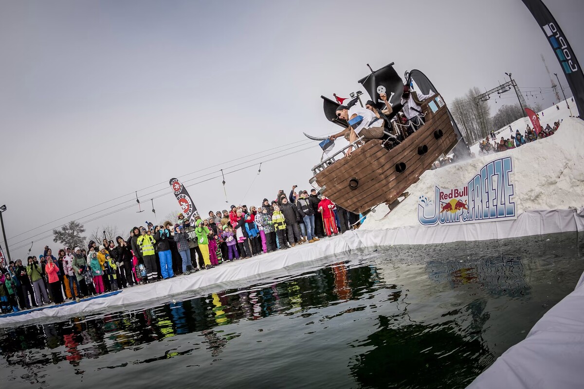 Účastníci Red Bull Jump & Freeze v Otepää, Estónsko, 11. február 2017.