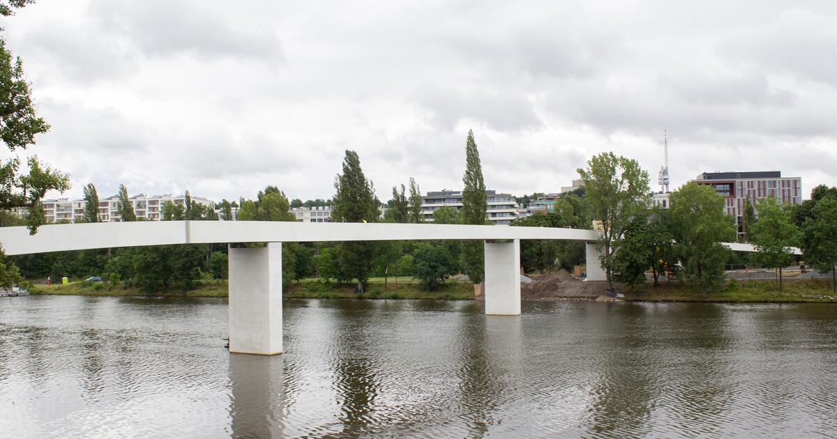 Prošli jsme si novou Štvanickou lávku: Jak dlouho teď trvá dostat se z Holešovic do Karlína?