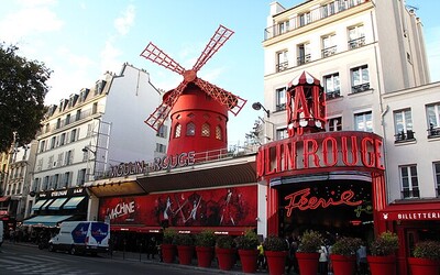 Paříž přišla o jeden ze svých symbolů. Ze slavného Moulin Rouge se zřítila křídla mlýnu