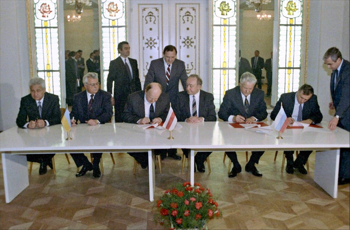 Prvý ukrajinský prezident Leonid Kravčuk podpisuje s prezidentom Ruskej federácie Borisom Jeľcinom Bielovežskú dohodu, ktorou zaniklo ZSSR.