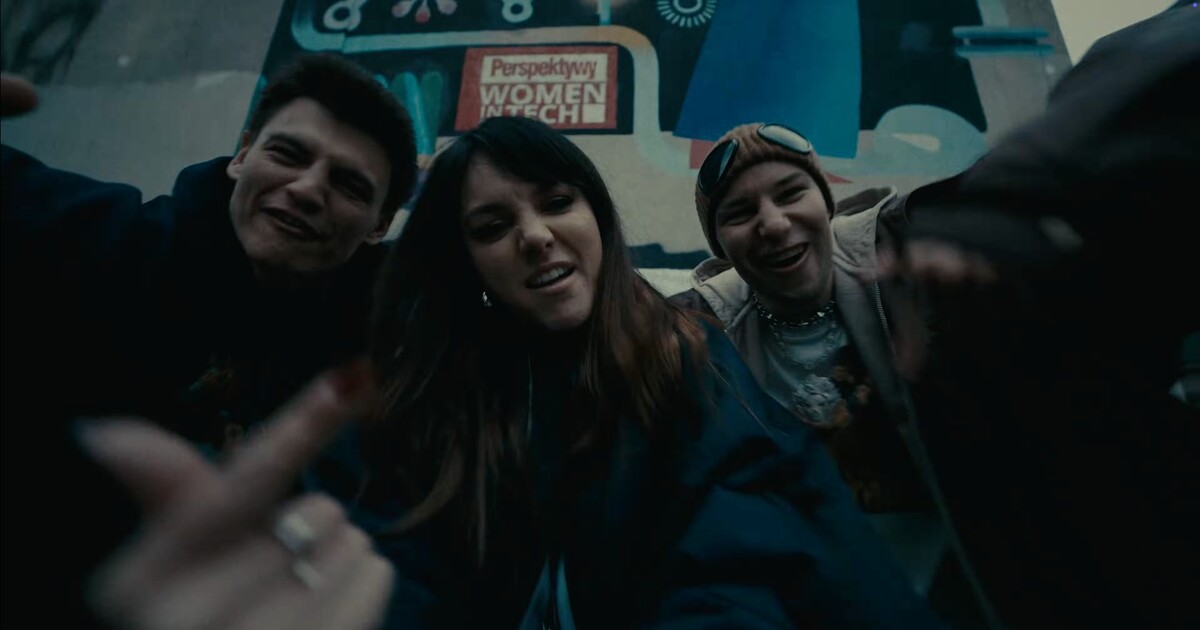 Trochu polsky, trochu česky. Frosti a ERNE100 vydali track Ewa Farna, ve kterém si zpěvačka sama zahrála