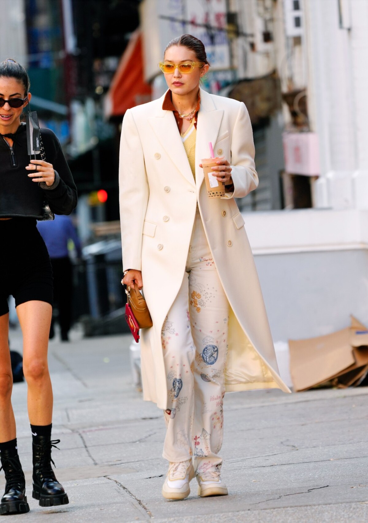 Elegantný kabát je must have každého šatníka. Zladiť ho však môžeš aj s odvážnejšími doplnkami a rôznorodými štýlmi. Inšpirovať sa môžeš napríklad outfitom Gigi Hadid.