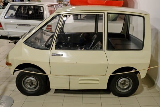 Jak se jmenoval první elektromobil vyráběný na území českých zemí, který vidíš na obrázku?