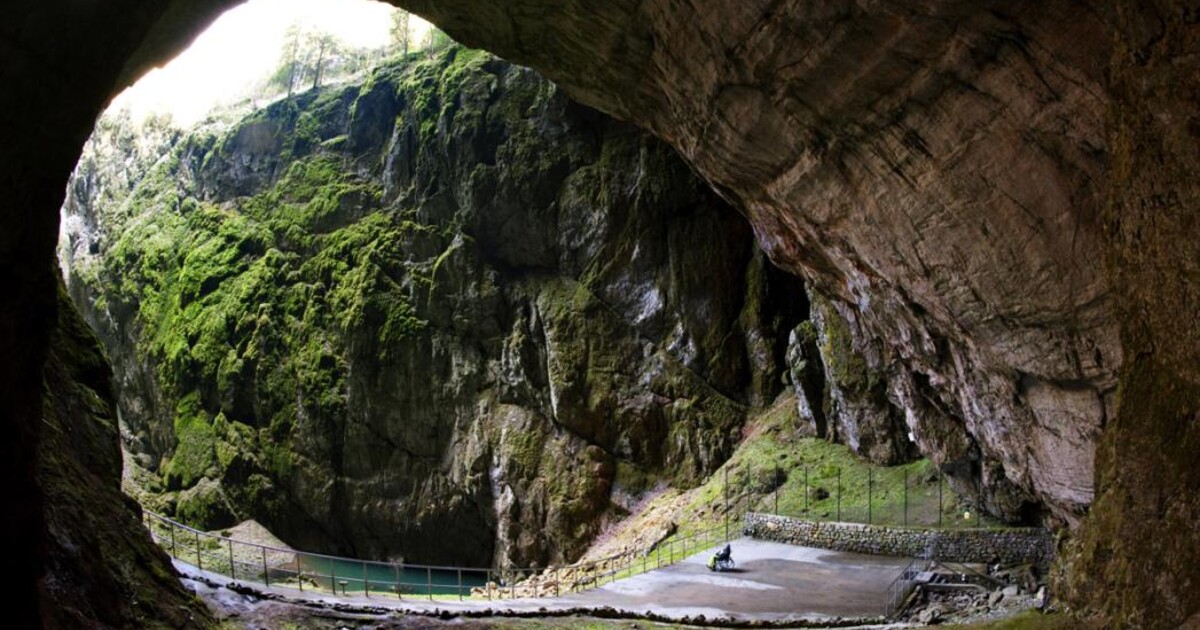 Pět tajuplných jeskyní v Česku, které stojí za návštěvu. Jedna je uprostřed Prahy