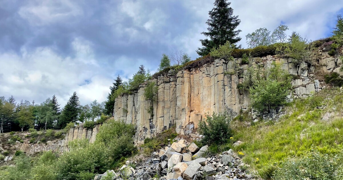 Kam na výlet: Ukrytý lom Hřebečná si příroda bere zpět. Najdeš tu kamenné varhany staré miliony let