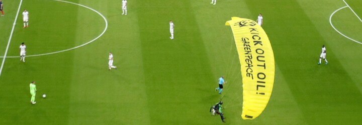 VIDEO: Paraglidista z Greenpeace seskočil ze střechy stadionu na Euru 2020, poranil ženu a zničil techniku