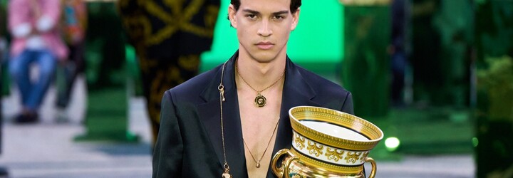 Vázy ako doplnok v podaní Versace či náušnice so vztýčeným prostredníkom od Y/PROJECT. Toto sú najlepšie momenty z týždňov módy