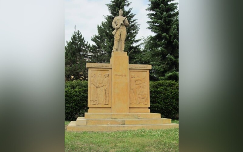 V Přibyslavi někdo napsal protiukrajinský text na pomník padlým, město se obrátilo na policii.