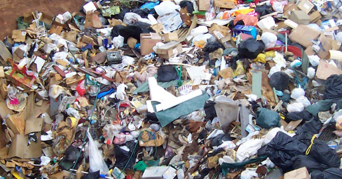 České město zasypalo náměstí odpadky. Chce tím motivovat lidi k třídění