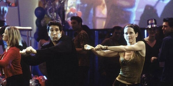 Ross a Monica ze seriálu Přátelé předvedli v 6. řadě ikonickou taneční rutinu. Na kterou písničku tančili?