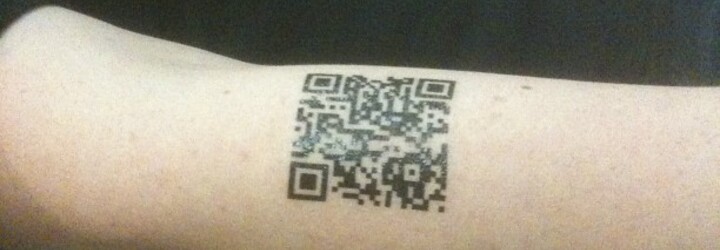 Mladík si nechal QR kód ze svého covid průkazu vytetovat na ruku. Chtěl ho mít rychle k dispozici