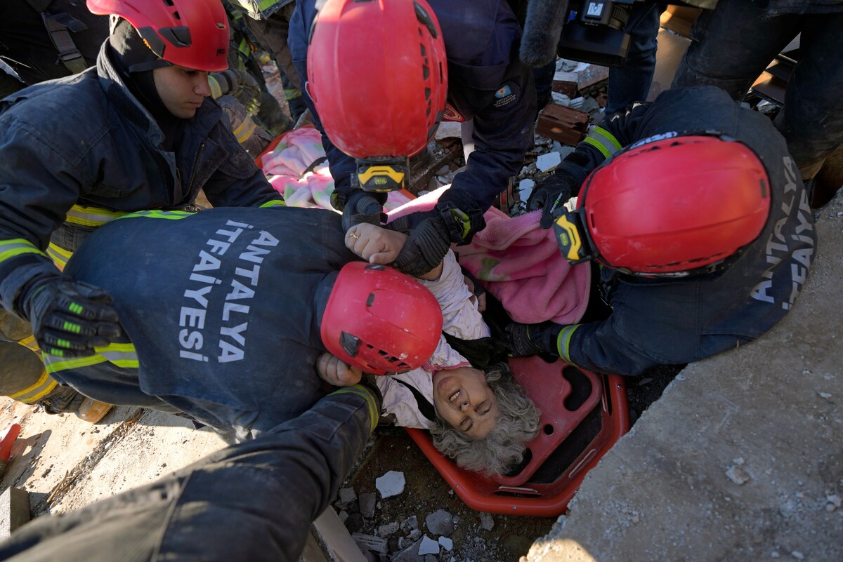 Záchranári vytiahli ženu z trosiek budovy, ktorá sa zrútila v dôsledku zemetrasenia v meste Kahramanmaraš.