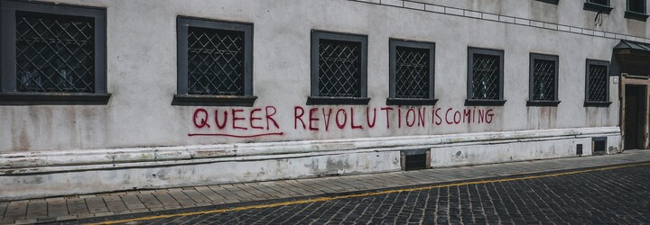 „Bůh je trans, homosexuální revoluce přichází!“ Vandalové v Bratislavě posprejovali kostely hesly na podporu LGBT+