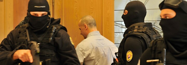 Podsvetie v Žiline zabilo pri explózii telefónnej búdky 3 civilistov. Matka 21-ročnej obete gangstrom podala ruky a odpustila im