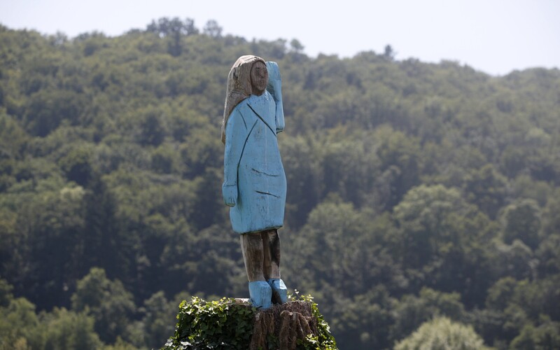 Někdo zapálil sochu Melanie Trump, která stála ve Slovinsku. Hořet začala během Dne nezávislosti.
