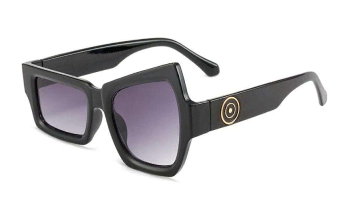 Asymetrický model púdrových slnečných okuliarov je vhodný pre všetkých milovníkov extravagancie. Model od značky CRAZE kúpiš za 28,95 eura v e-shope SaintChic.