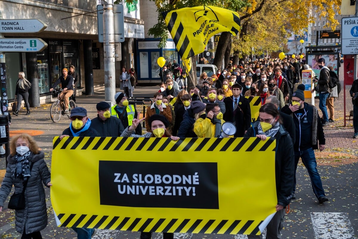 Študenti počas protestného pochodu Univerzity Komenského proti novele vysokoškolského zákona v Bratislave v utorok 16. novembra 2021.