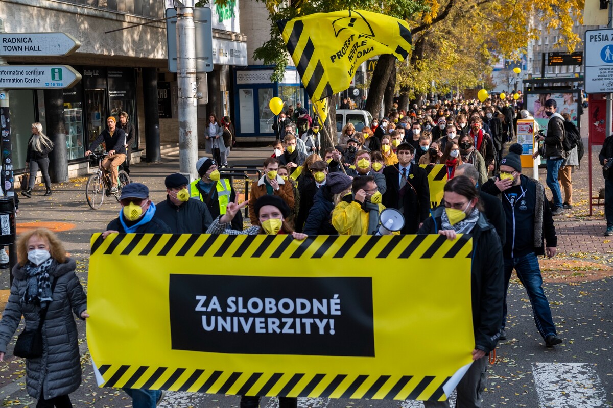 Študenti počas protestného pochodu Univerzity Komenského proti novele vysokoškolského zákona v Bratislave v utorok 16. novembra 2021.