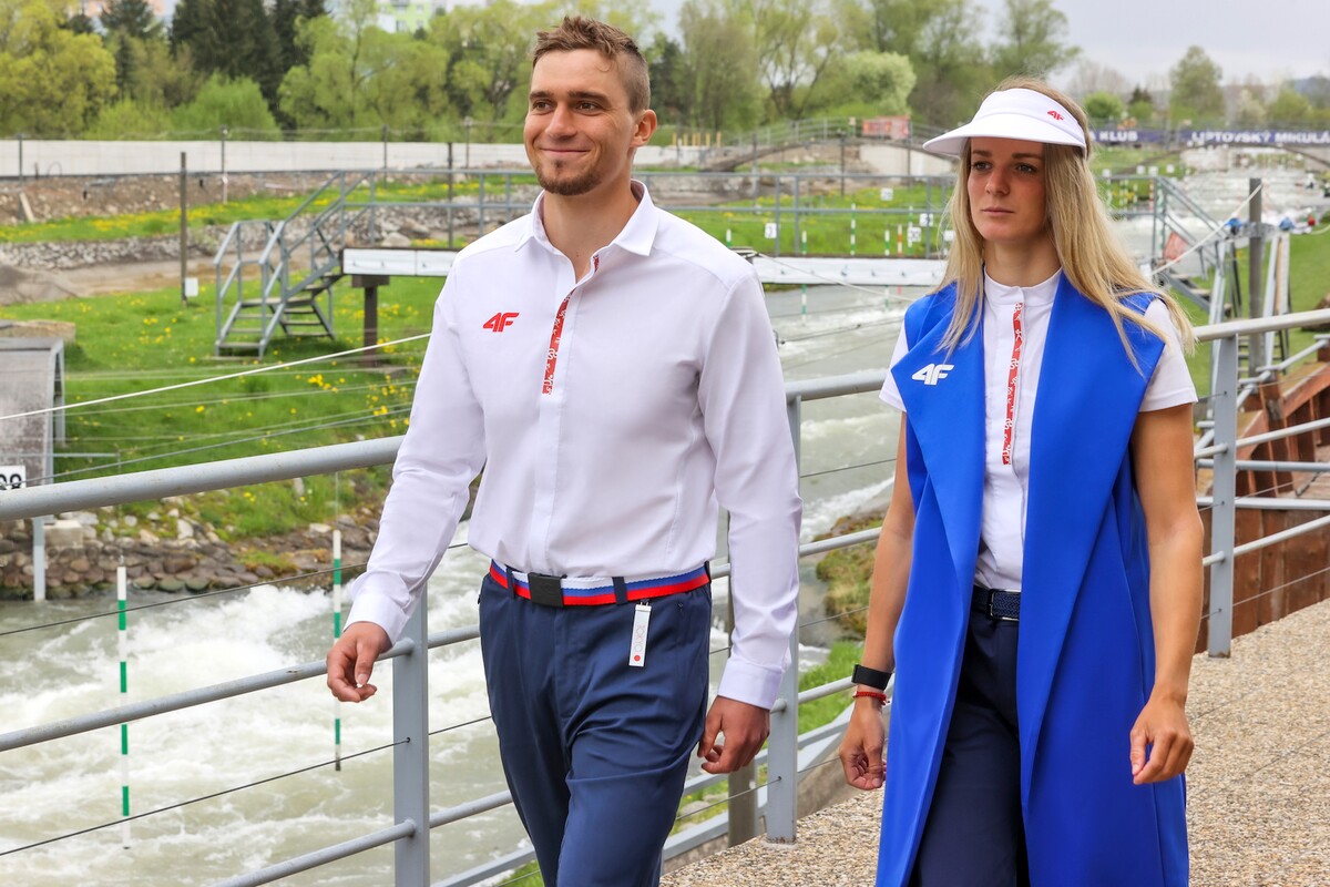 Takto vyzerá oblečenie zo slávnostného ceremoniálu olympiády v Tokiu. Dizajnéri sa pri návrhu kúskov, ktoré predviedli vodní slalomári Jakub Grigar a Eliška Mintálová, inšpirovali orientálnymi strihmi. 