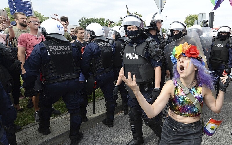 V Polsku se opět šíří protesty za práva LGBT osob, policie zadržela transgender aktivistku. Ve vazbě má zůstat až dva měsíce.