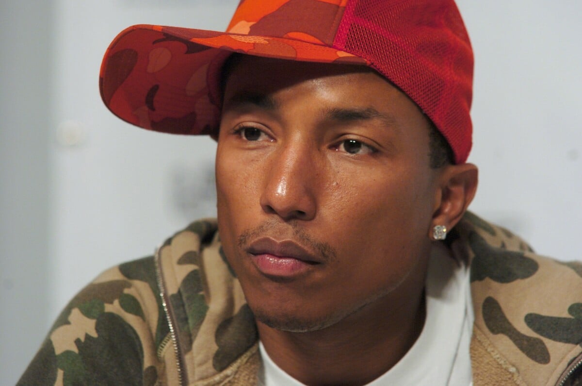 Pharrell Williams oblečený v modeloch A Bathing Ape® počas predstavenia značiek Billionaire Boys Club a ICECREAM v roku 2003. 