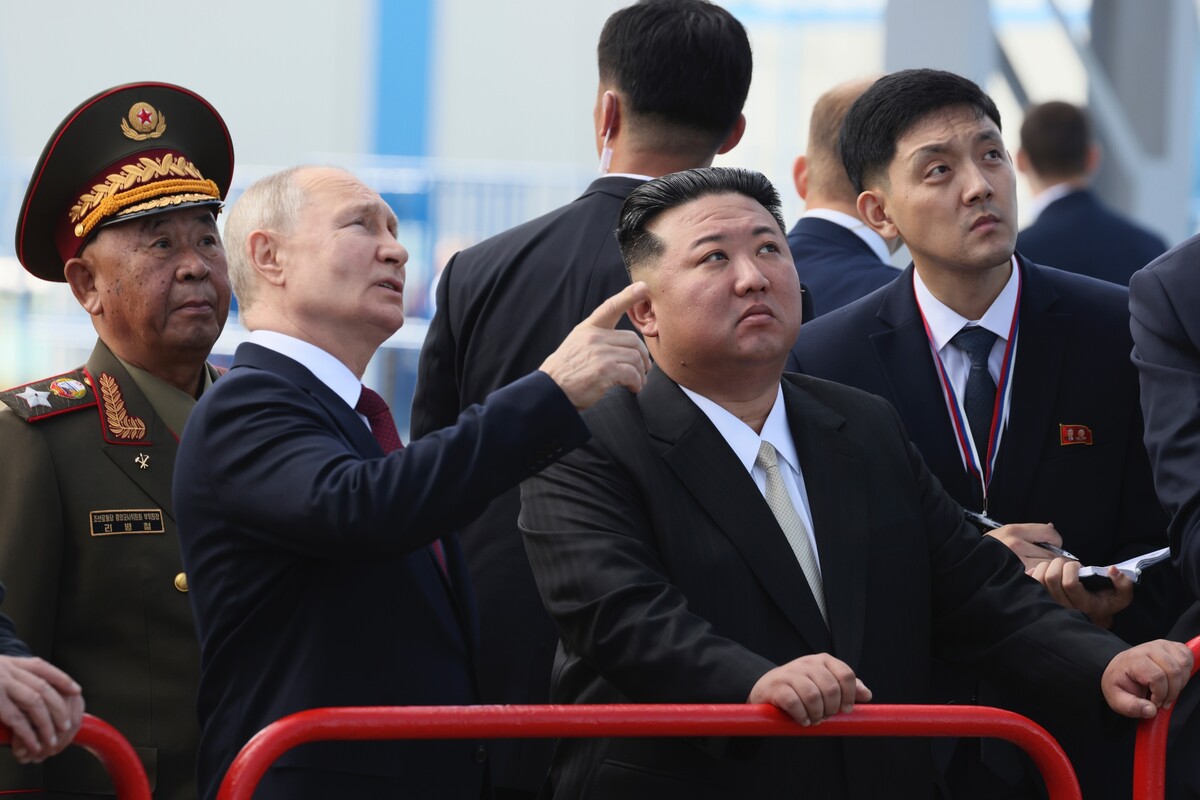 Ruský prezident Vladimir Putin a severokórejský líder Kim Čong-un si prezerajú odpaľovaciu rampu počas ich stretnutia na kozmodróme Vostočnyj v Amurskej oblasti na ruskom Ďalekom východe.