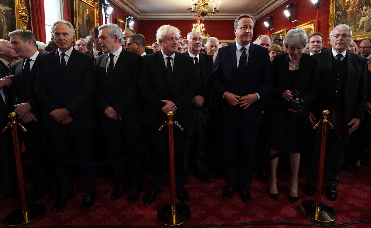 Na snímku zleva předseda opoziční Labouristické strany Keir Starmer a bývalí premiéři Tony Blair, Gordon Brown, Boris Johnson, David Cameron, Theresa May a John Major.