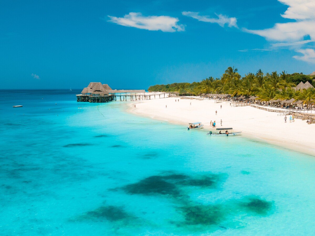 Zanzibar láka svojimi bielymi plážami a azúrovým morom. Ale toto miesto toho ponúka oveľa viac.