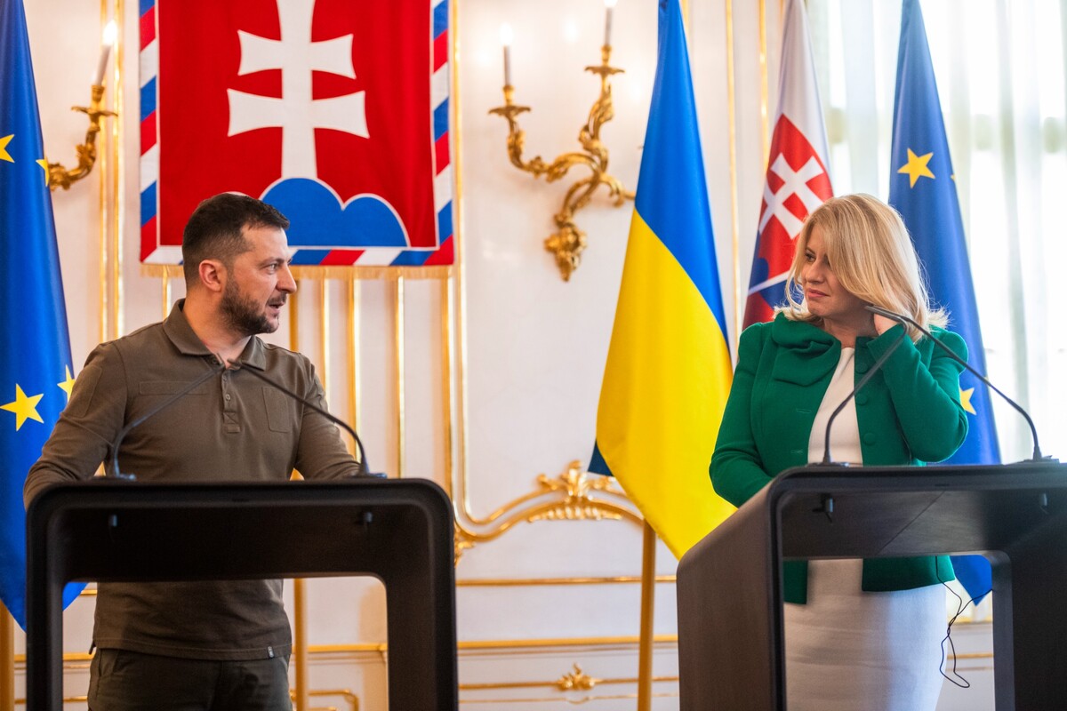 Ukrajinský prezident Volodymyr Zelenskyj s prezidentkou Slovenskej republiky Zuzanou Čaputovou. 