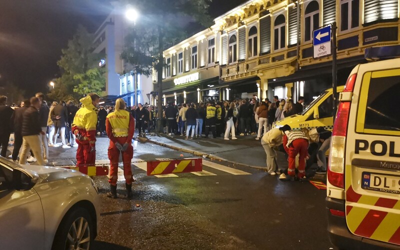 VIDEO: Párty a násilie v uliciach Nórska po uvoľnení opatrení. Nóri sa odtrhli z reťaze, odpadávali pri čakaní na vstup do klubu.