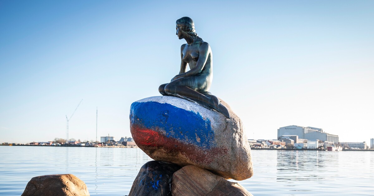 Sochu mořské víly v Kodani někdo poničil ruskou vlajkou