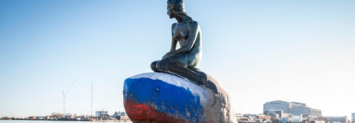 Sochu mořské víly v Kodani někdo poničil ruskou vlajkou