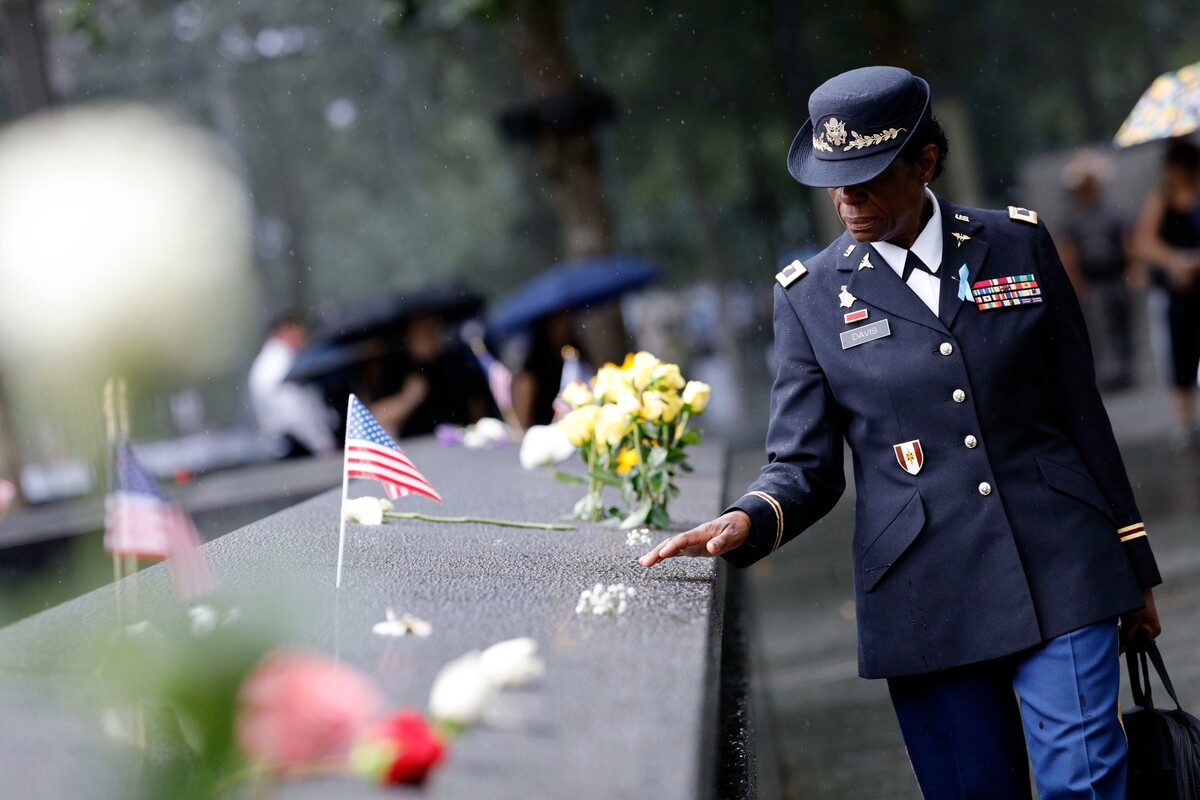 Vojačka americkej armády vo výslužbe kráča popri pamätnom bazéne pamätníka Ground Zero počas spomienkovej slávnosti pri príležitosti 21. výročia teroristických útokov z 11. septembra 2001. (11. september 2022)