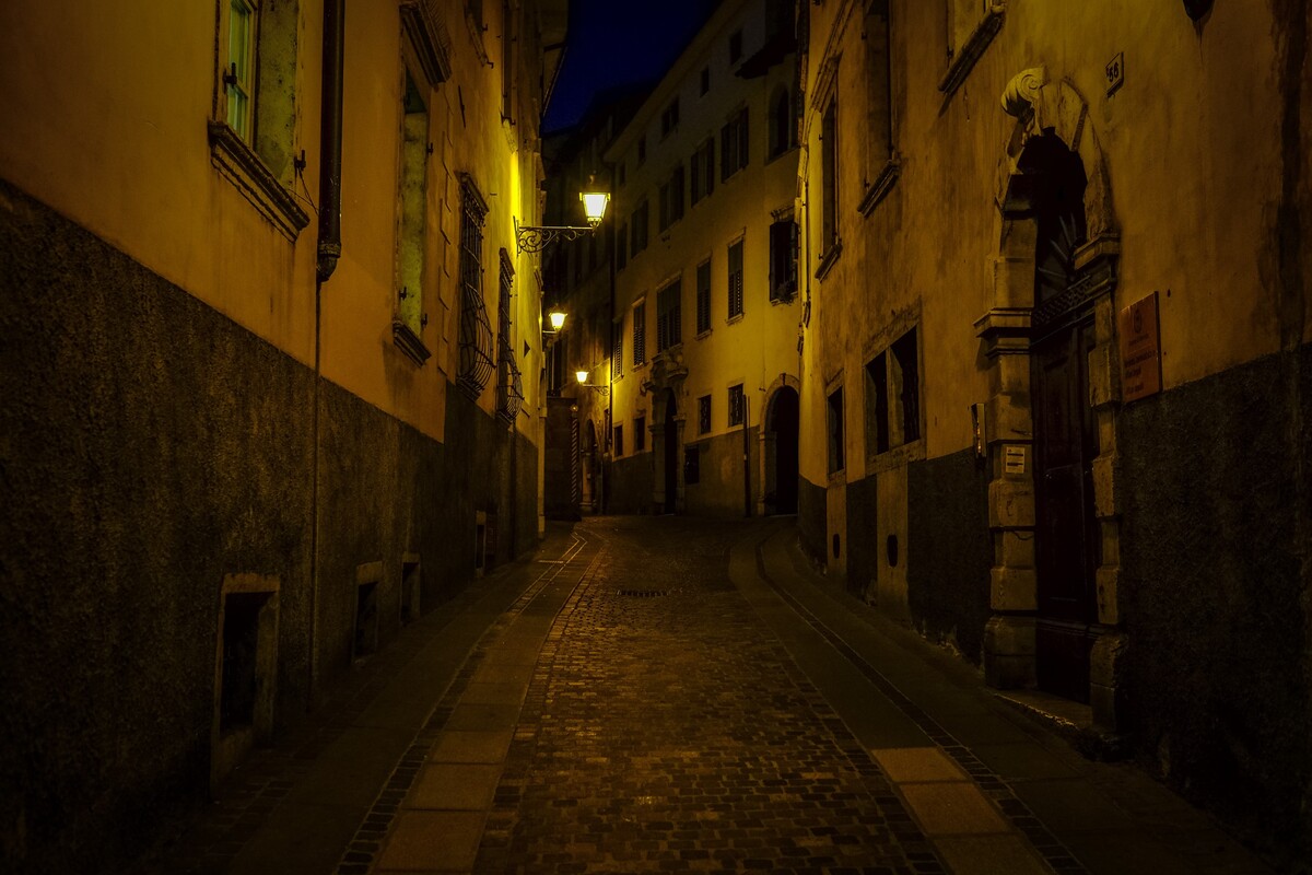 tmavá ulica