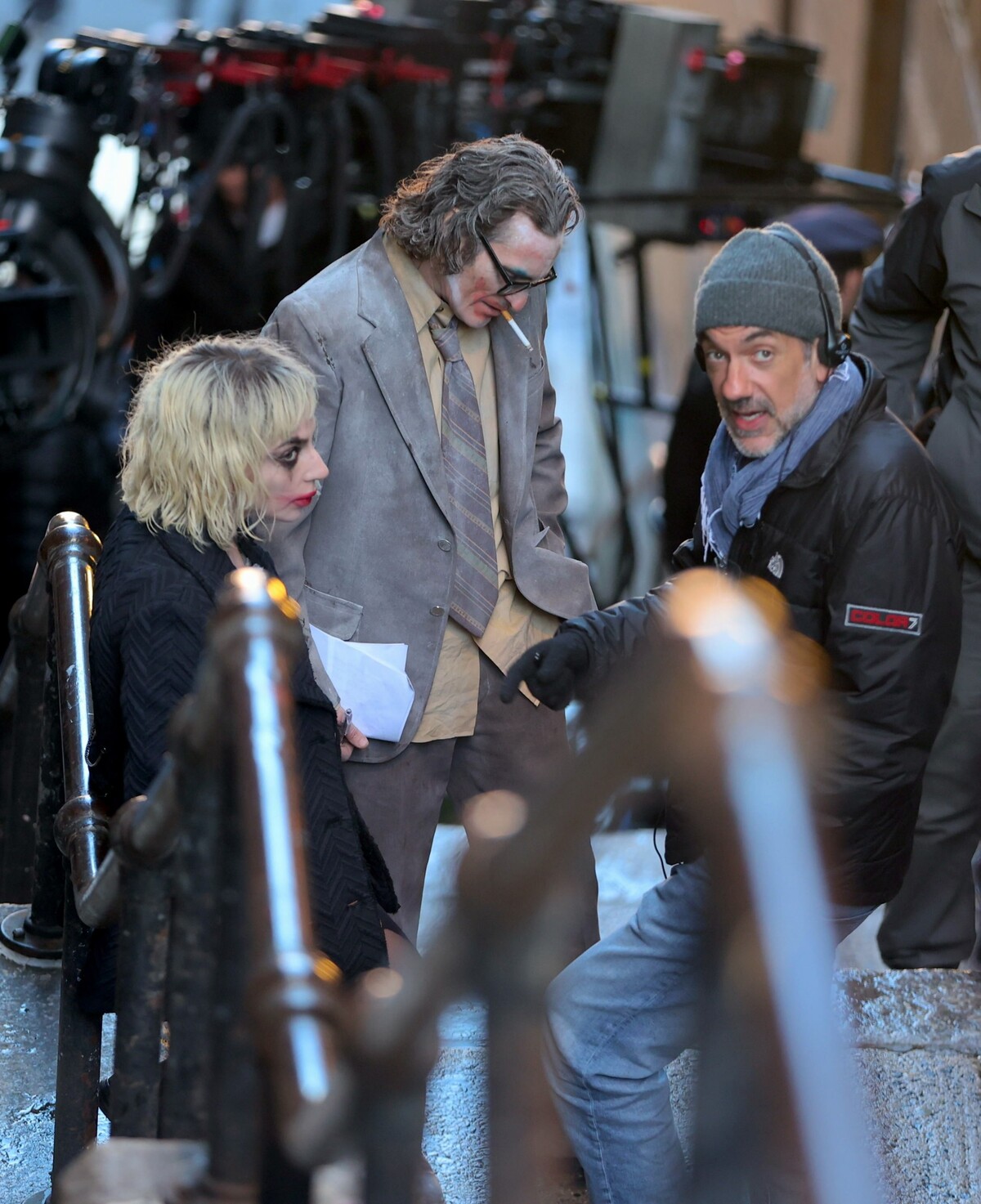 Lady Gaga, Joaquin Phoenix a Todd Phillips na natáčení Joker: Folie a Deux.