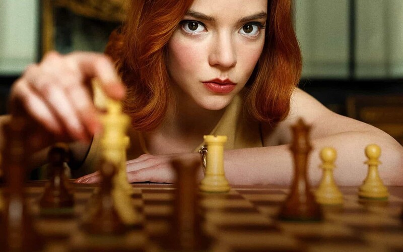 The Queen’s Gambit je najsledovanejšou minisériou na celom Netflixe. Seriál spôsobil šachový ošiaľ všade po svete.