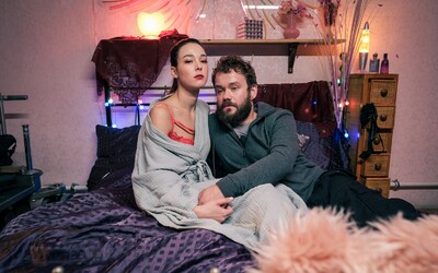 Film Jedna noc se zabývá odvážným tématem sexu po internetu. 