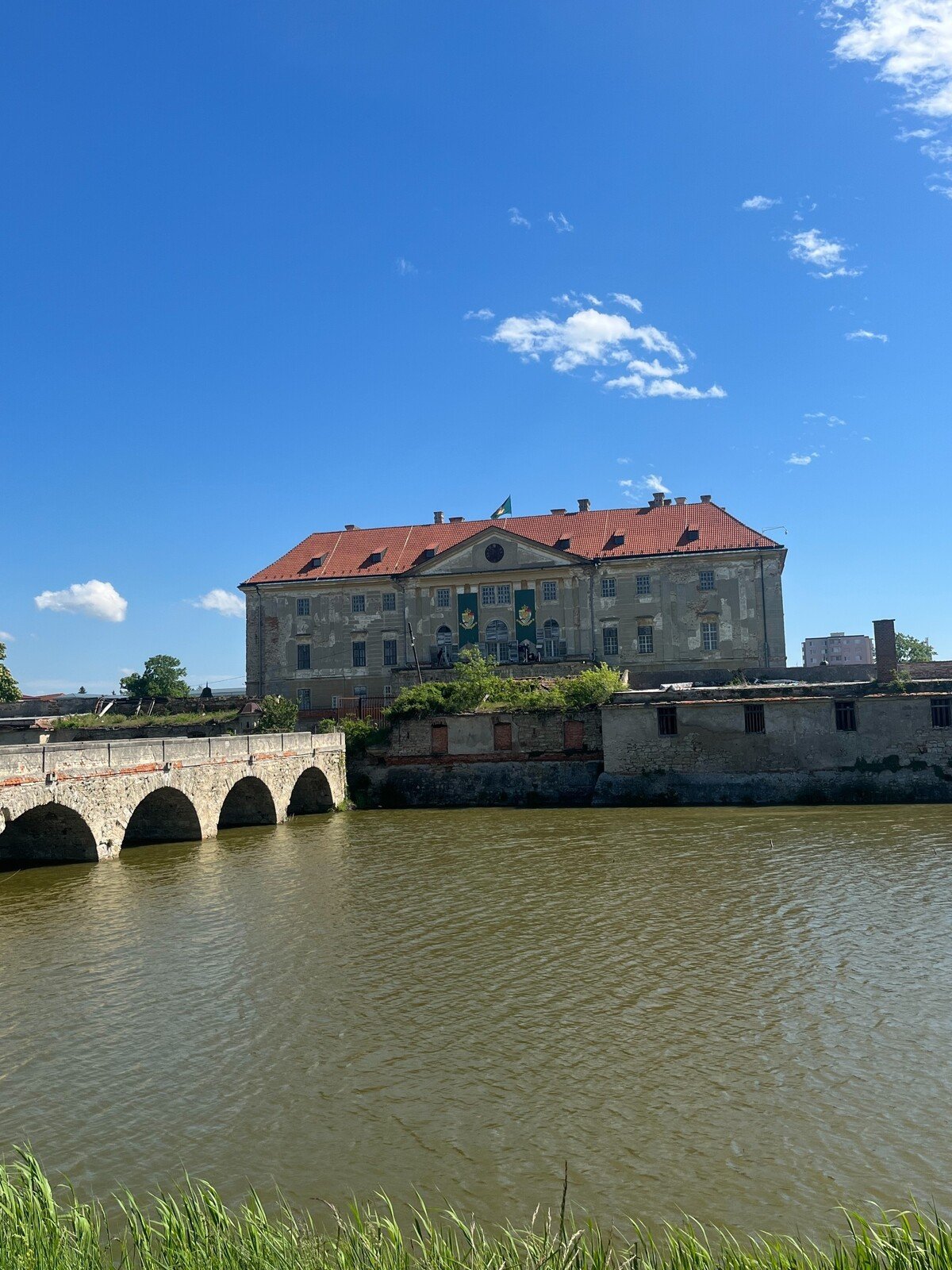 Na zadnej strane zámku pribudli vlajky, ktoré sú pravdepodobne súčasťou rekvizít. Predtým sa na zámku nenachádzali.