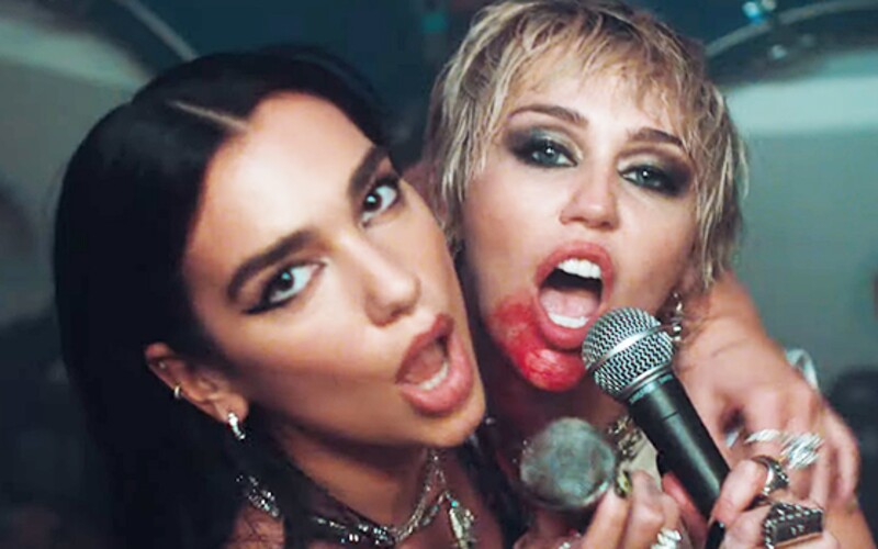 Miley Cyrus tvrdí, že mala počas lockdownu veľa sexu cez FaceTime. S Dua Lipa vraj nespala, no chcela by.