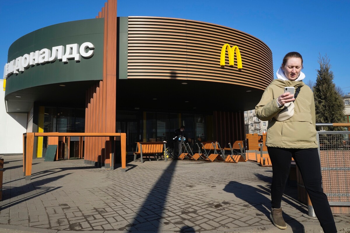 Žena kráča okolo zatvorenej reštaurácie McDonald’s v Petrohrade. Americký reťazec sa totiž 9. marca rozhodol zatvoriť všetky svoje prevádzky v Rusku ako reakciu na inváziu na Ukrajine. Na konci minulého roka bolo v Rusku 847 pobočiek McDonald’s. Tie predstavovali 9 % celkových príjmov spoločnosti. (15. marca 2022)