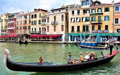 Turisti stučneli, sťažujú sa Benátky. Museli obmedziť počet ľudí na gondoliach.